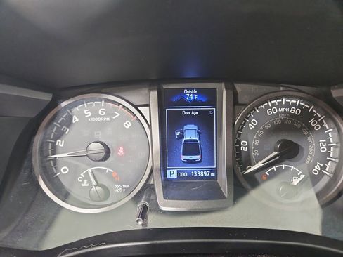 Used 2018 Toyota Tacoma TRD Off-Road image 15