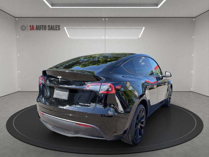 Used 2024 Tesla Model Y Long Range AWD/4WD image 5