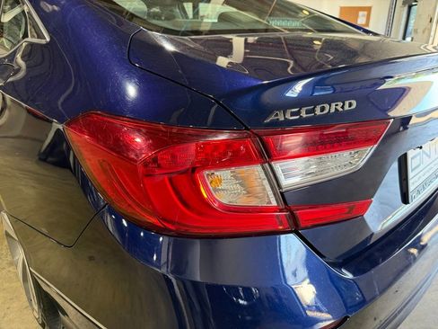 Used 2018 Honda Accord Touring image 10