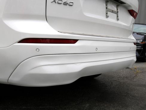 Used 2022 Volvo XC60 B5 Momentum image 12