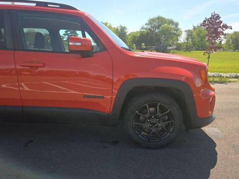 Used 2020 Jeep Renegade Altitude w/ UConnect 8.4 Nav Group FWD image 4