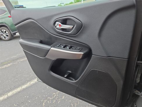Used 2019 Jeep Cherokee Latitude Plus w/ Cold Weather Group AWD/4WD image 16