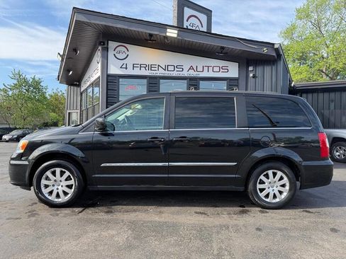 Used 2015 Chrysler Town & Country Touring FWD image 4