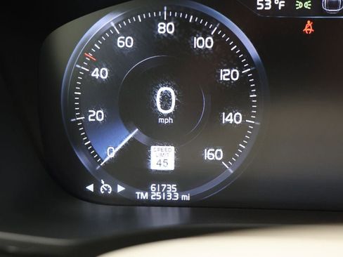 Used 2018 Volvo XC60 T6 Momentum w/ Vision Package image 19