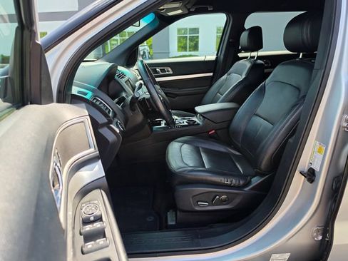 Used 2016 Ford Explorer XLT w/ Equipment Group 202A FWD image 18