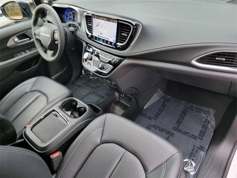 Certified 2024 Chrysler Pacifica Touring-L w/ S Appearance Package image 26