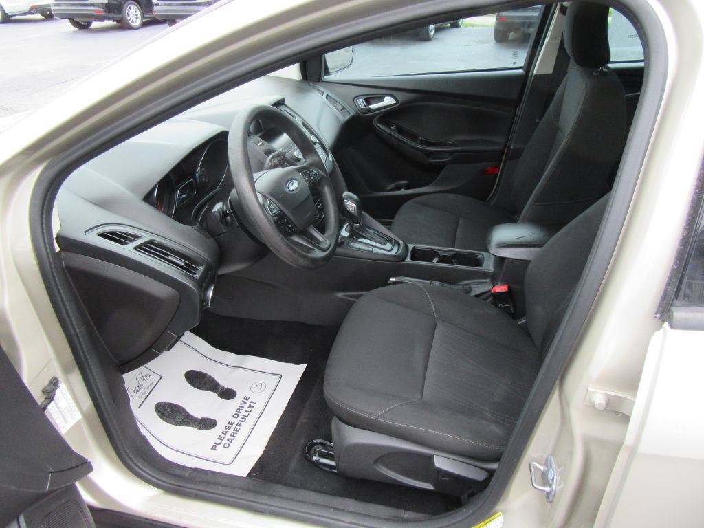 Used 2018 Ford Focus SE w/ SE Appearance Package FWD image 9