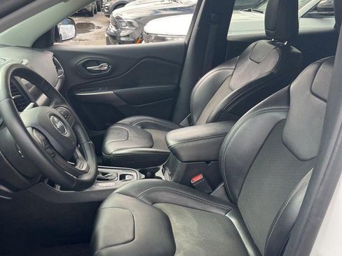 Used 2019 Jeep Cherokee Latitude Plus w/ Cold Weather Group AWD/4WD image 5