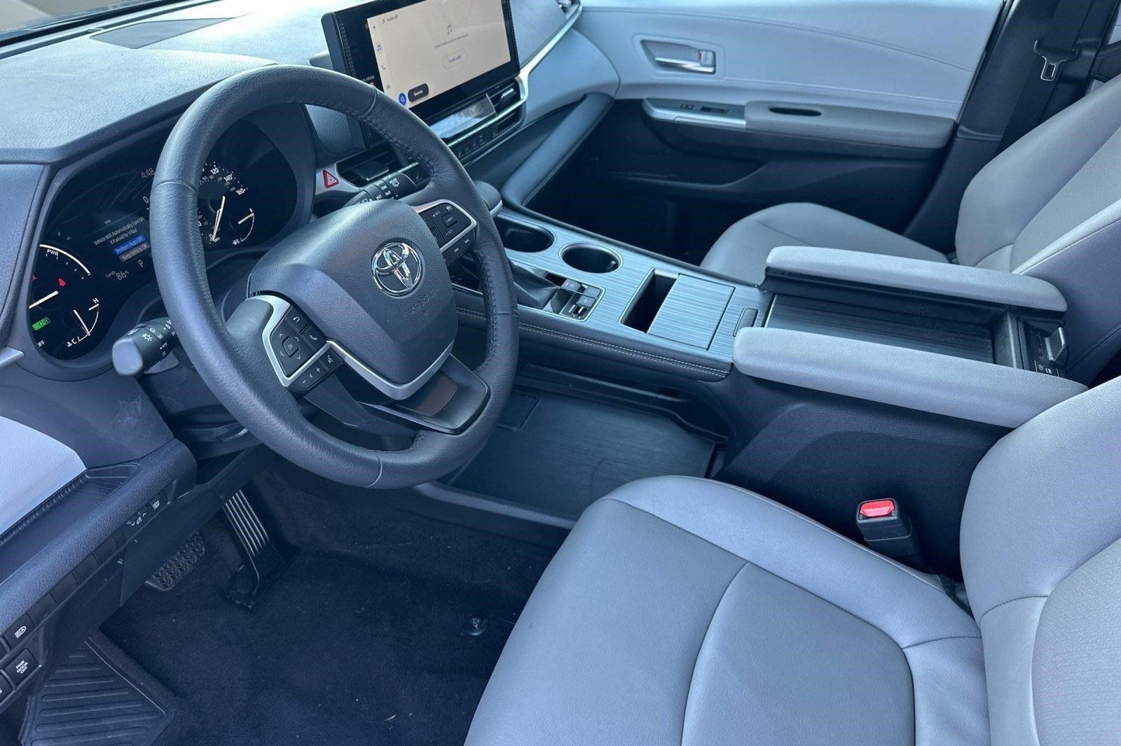 Used 2026 Toyota Sienna XLE FWD image 4