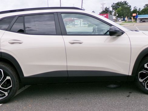 New 2026 Chevrolet Trax RS w/ Sunroof Package FWD image 5