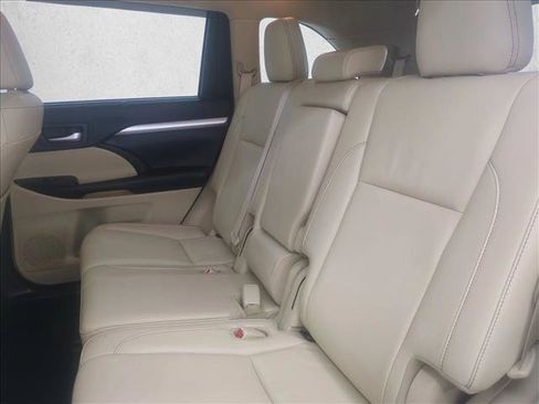 Used 2019 Toyota Highlander XLE AWD/4WD image 22