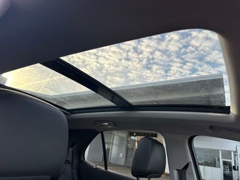 Used 2023 Chevrolet Equinox Premier image 18