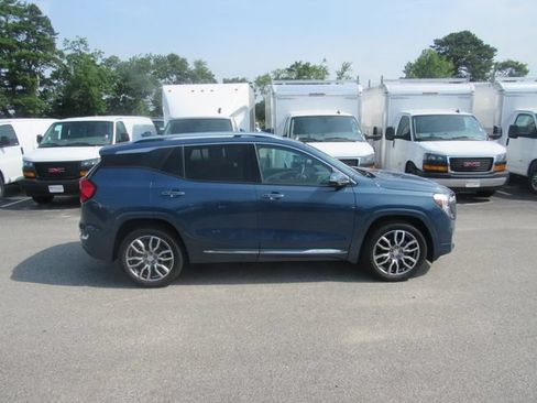 Used 2024 GMC Terrain Denali w/ Denali Premium Package AWD/4WD image 3