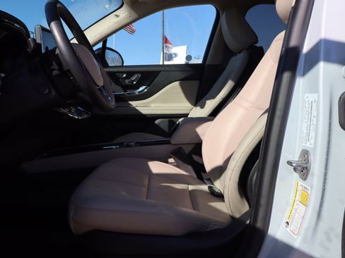 Used 2025 Lincoln Corsair Reserve image 9