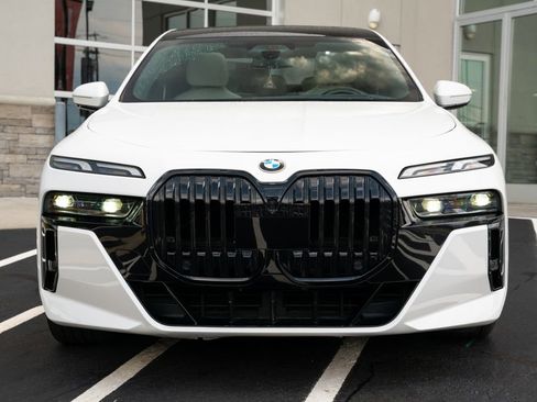 Used 2023 BMW 760i xDrive AWD/4WD image 4