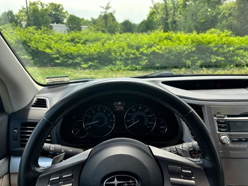 Used 2010 Subaru Outback 2.5i Premium AWD/4WD image 11