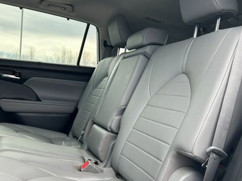 Used 2021 Toyota Highlander XLE image 42