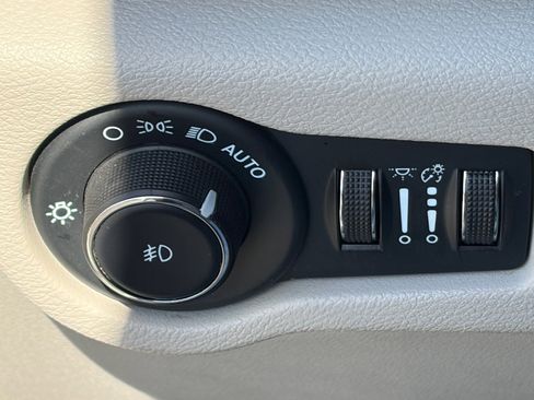 Used 2023 Chrysler Pacifica Touring-L FWD image 20