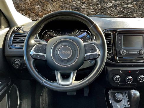 Used 2018 Jeep Compass Latitude image 5