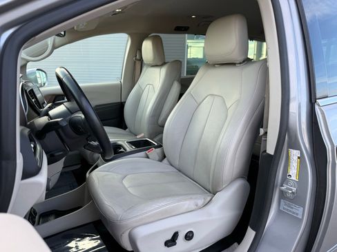 Used 2017 Chrysler Pacifica Touring-L Plus w/ Tire & Wheel Group image 15