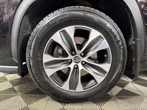 Used 2021 Toyota Highlander XLE AWD/4WD image 10