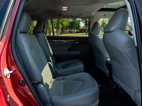 Used 2023 Toyota Highlander Limited FWD image 18