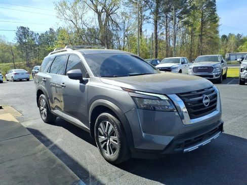 Used 2025 Nissan Pathfinder SL image 3