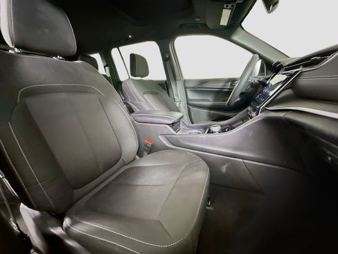 Used 2024 Jeep Grand Cherokee Laredo X image 29