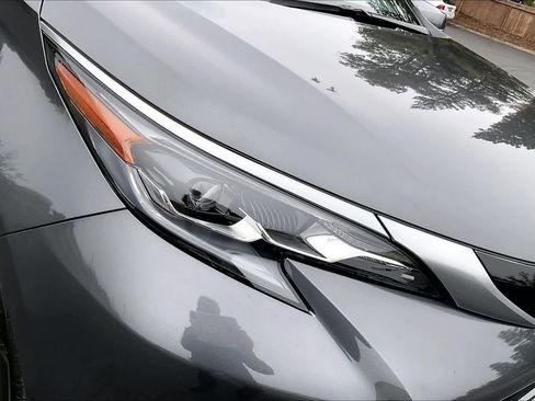 Used 2025 Toyota Sienna Platinum image 32