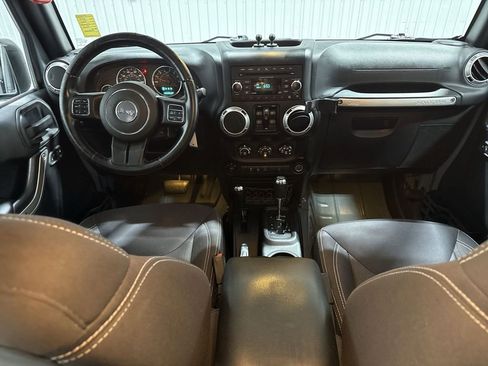 Used 2015 Jeep Wrangler Unlimited Rubicon w/ Connectivity Group AWD/4WD image 21