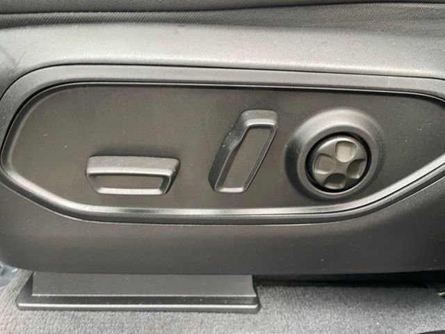 Used 2023 Jeep Grand Cherokee L Limited AWD/4WD image 9