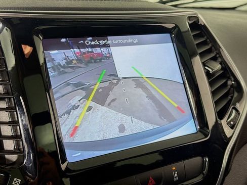 Used 2021 Jeep Cherokee Limited image 13