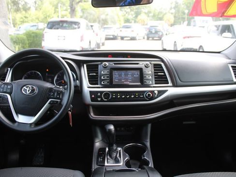 Used 2019 Toyota Highlander LE FWD image 22
