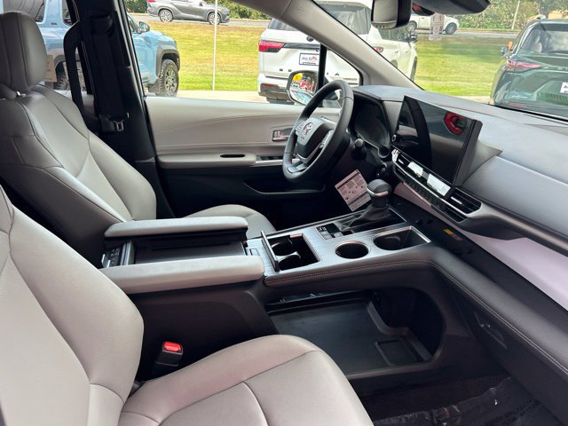Used 2026 Toyota Sienna XLE FWD image 11