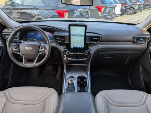 Certified 2021 Ford Explorer Platinum w/ Equipment Group 601A image 17