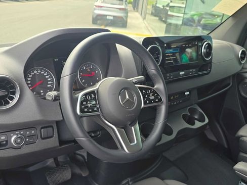 Used 2024 Mercedes-Benz Sprinter 2500 image 4