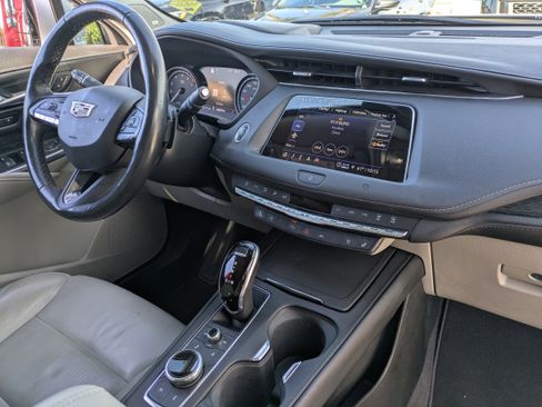 Used 2021 Cadillac XT4 Premium Luxury image 12