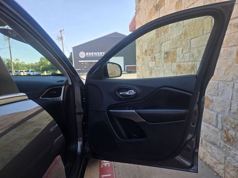 Used 2019 Jeep Cherokee Limited image 8