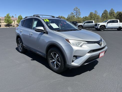 Used 2018 Toyota RAV4 XLE AWD/4WD image 2