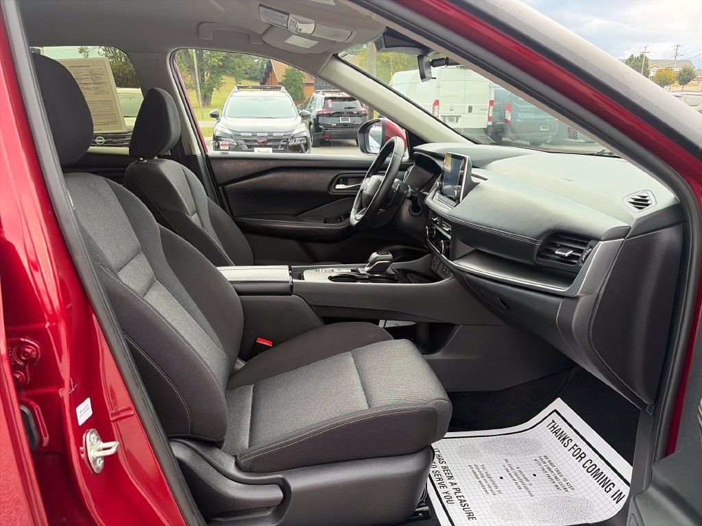 Used 2025 Nissan Rogue SV FWD image 38