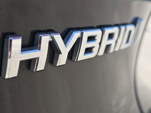 Used 2022 Toyota Venza LE image 9