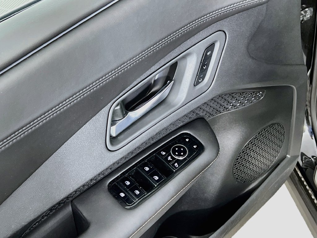 Used 2024 Nissan Ariya AWD image 16