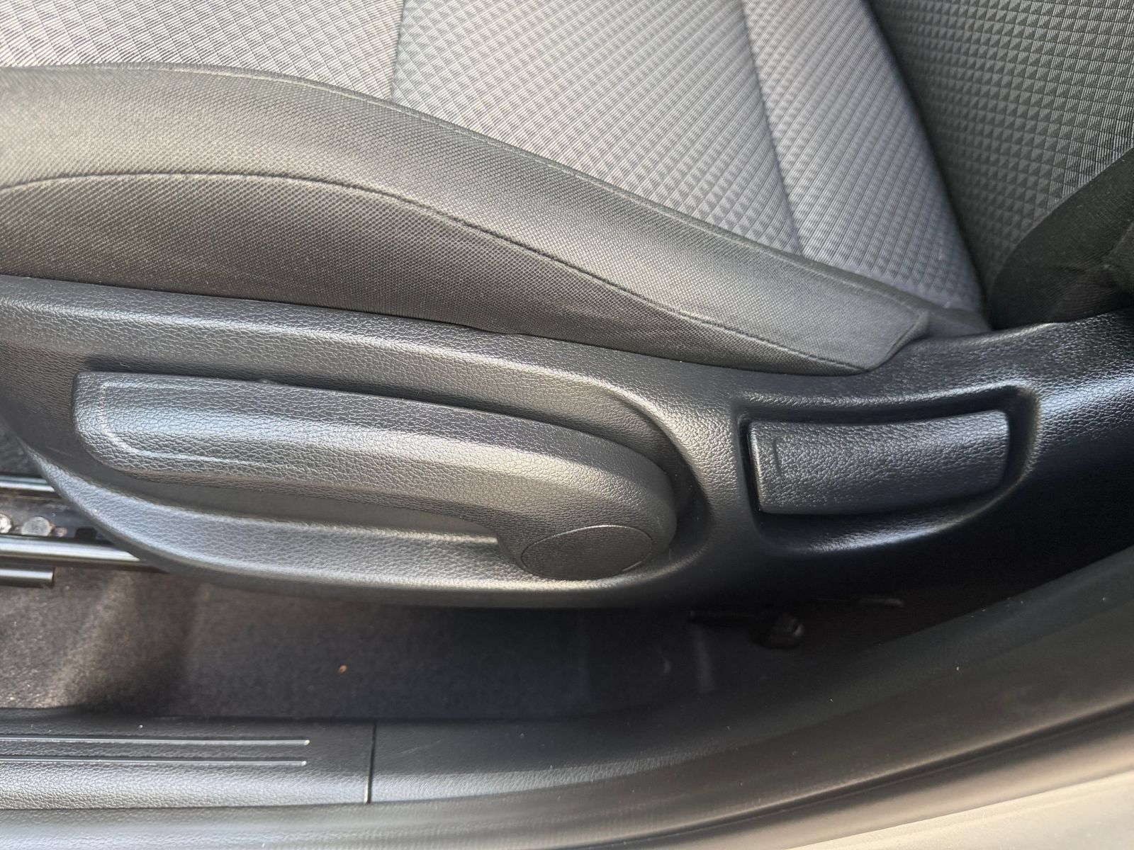 Used 2025 Kia Soul LX w/ LX Technology Package FWD image 21