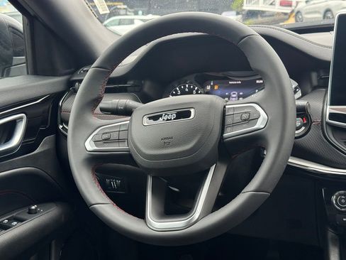 Used 2025 Jeep Compass Trailhawk AWD/4WD image 17