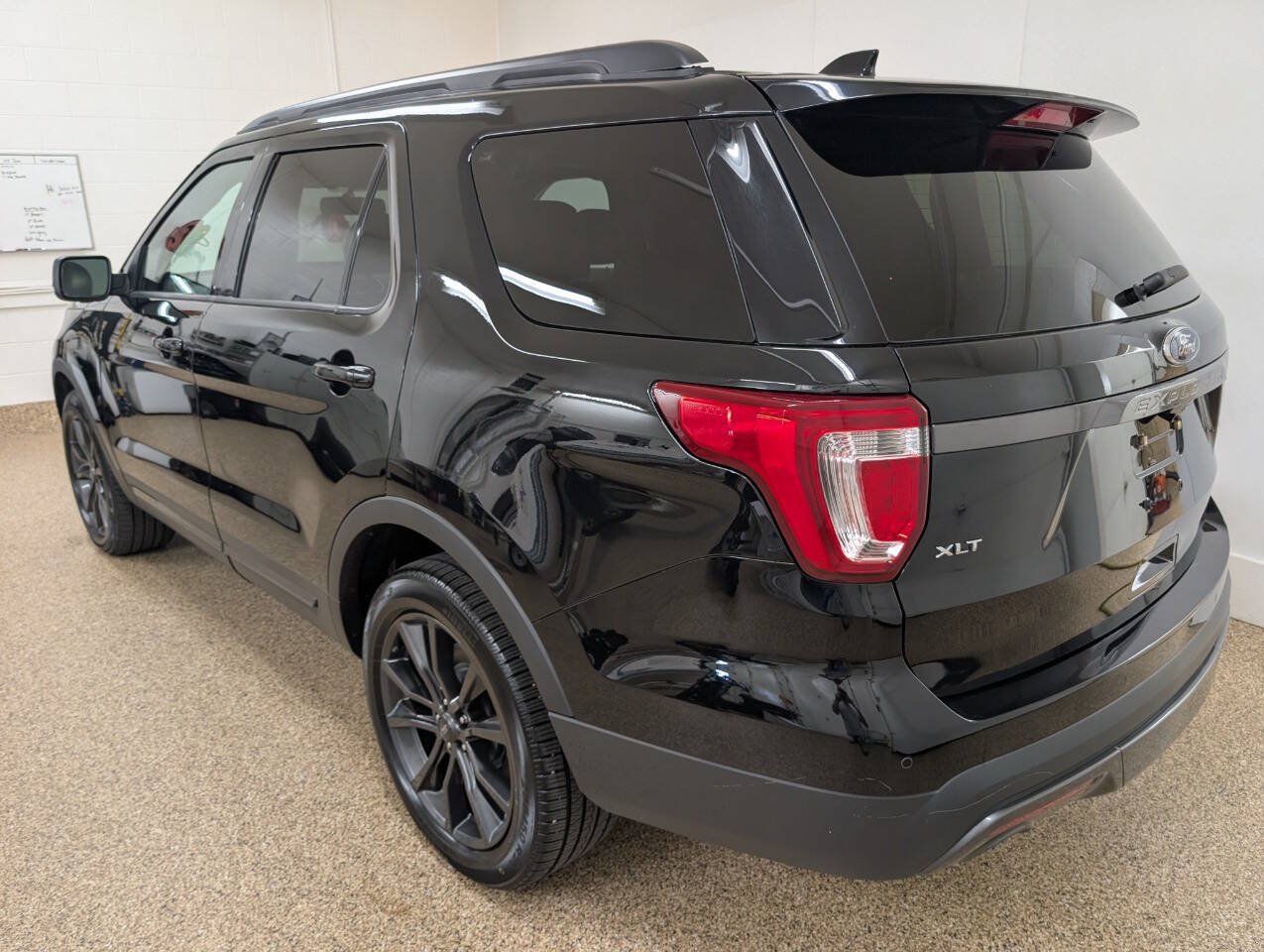 Used 2017 Ford Explorer XLT w/ XLT Technology Feature Bundle AWD/4WD image 3