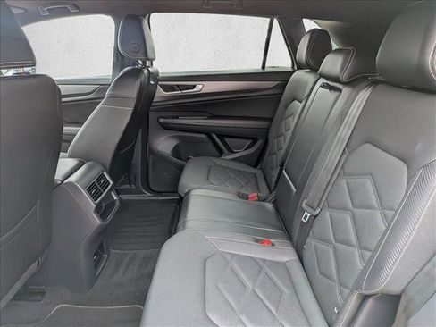 Used 2024 Volkswagen Atlas Cross Sport SE FWD image 17