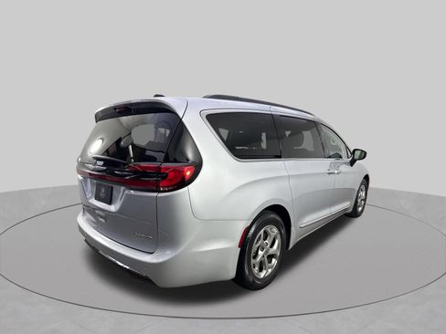 Used 2023 Chrysler Pacifica Limited FWD image 36