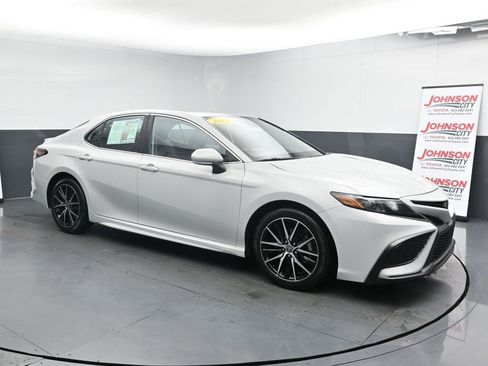 Used 2023 Toyota Camry SE image 2