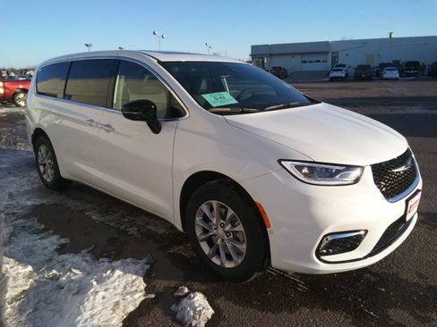 New 2026 Chrysler Pacifica Limited image 4