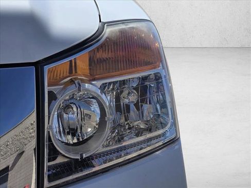 Used 2011 Nissan Armada Platinum w/ 2nd Row Captain Seat Pkg image 10